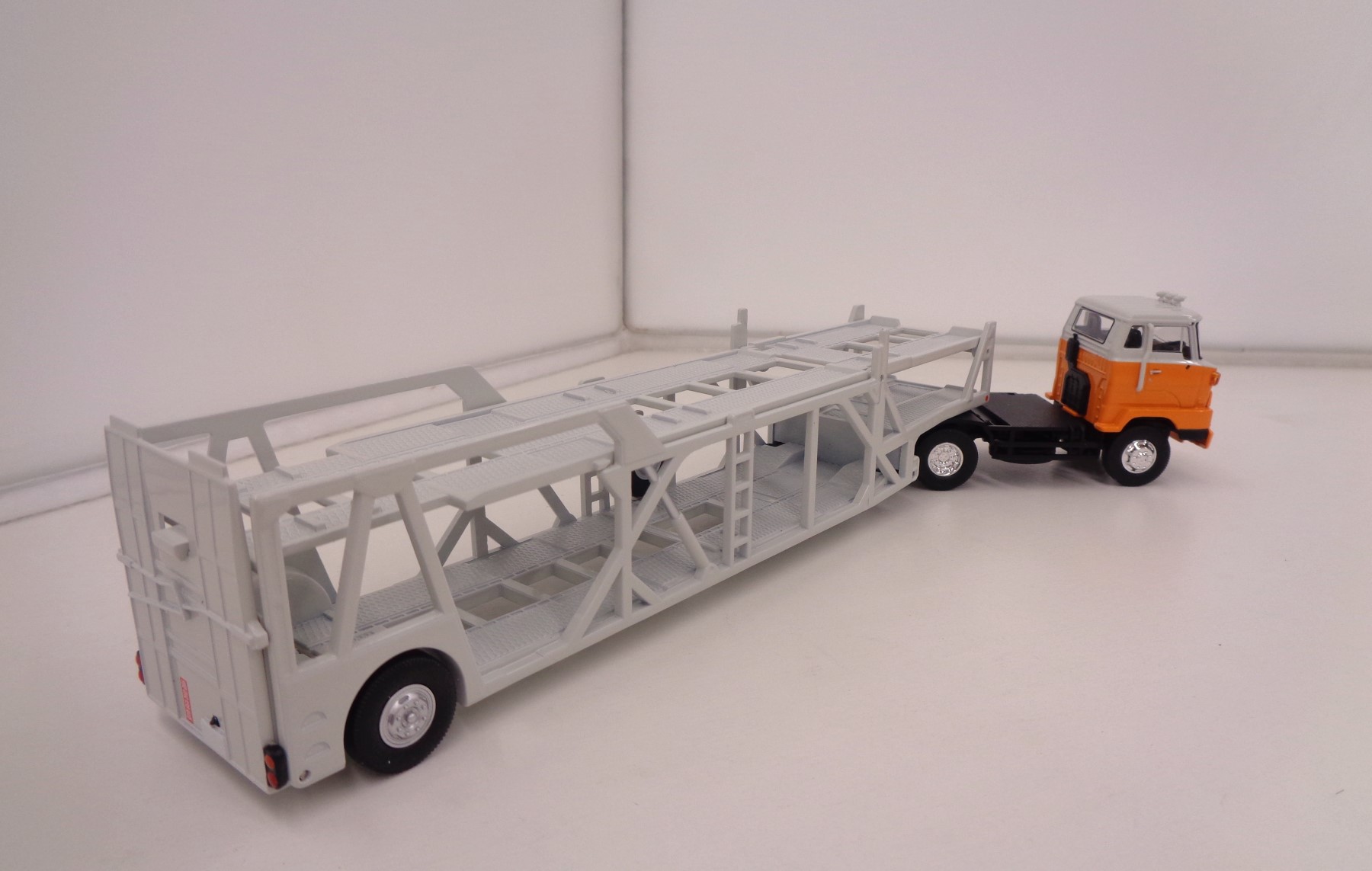 トミカリミテッドヴィンテージネオ 日野HE 366 カートランスポーター