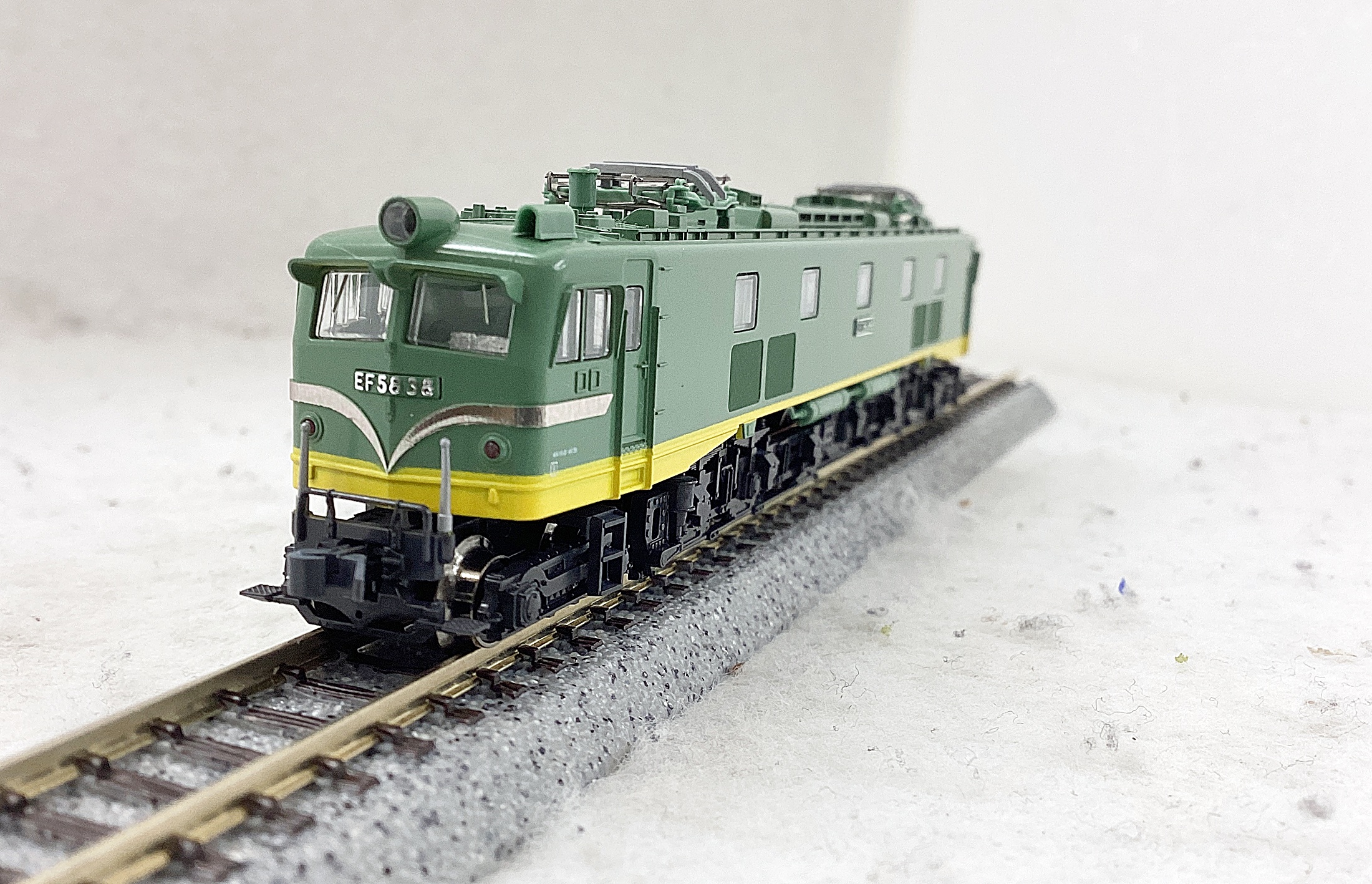 公式]鉄道模型(3048EF58 初期形 大窓 ヒサシ付 青大将)商品詳細｜KATO